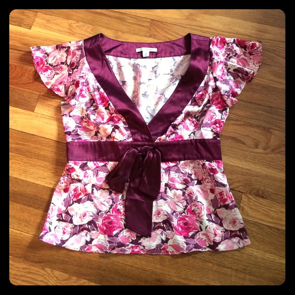 🎉HP🎉 Top w deep V and tied with a bow.