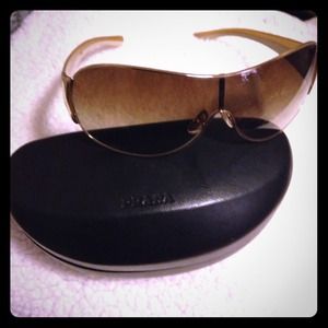 ‼️FLASH SALE‼️Auth. PRADA sunnies! 👓👓👓