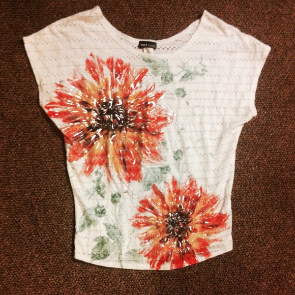 ❌sold❌White flower top! NWOT! - Picture 1 of 1