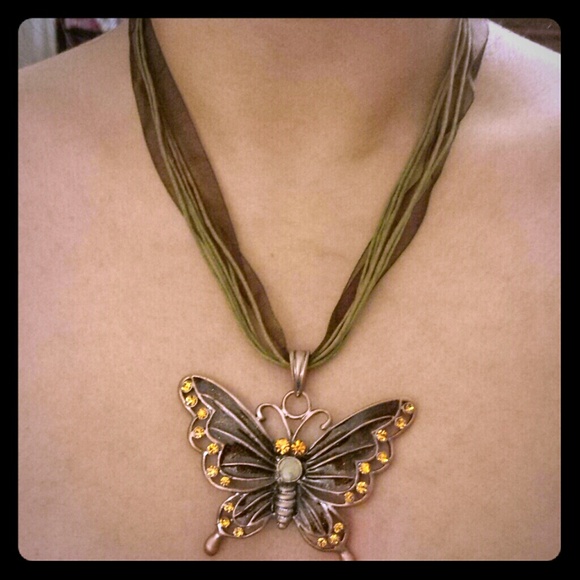 Vintage style butterfly necklace - Picture 1 of 4