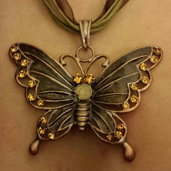 Vintage style butterfly necklace - Picture 2 of 4