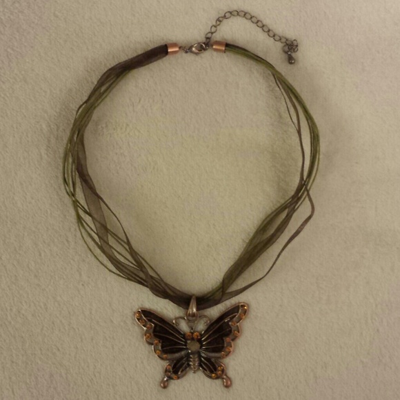 Vintage style butterfly necklace - Picture 3 of 4