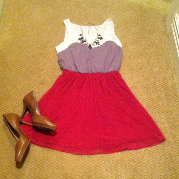 Sweetheart dress with pleated berry skirt