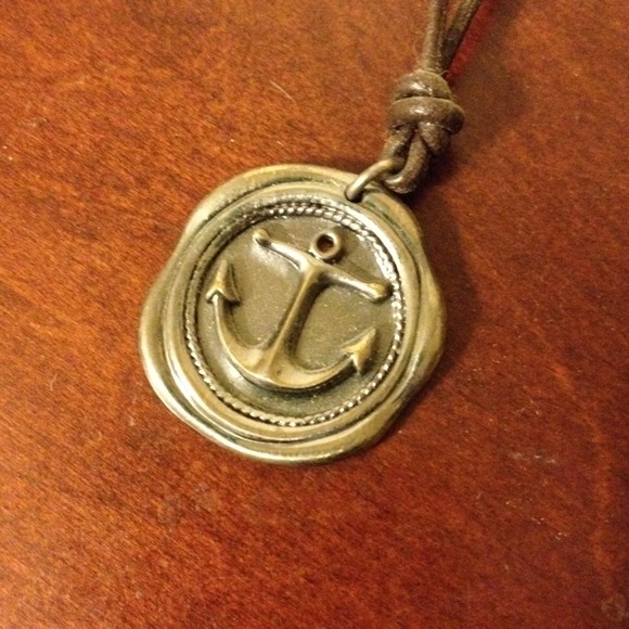 Anchor pendent necklace