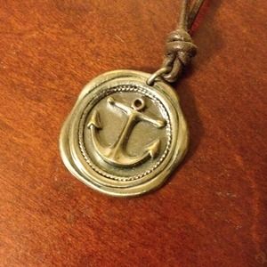 Anchor pendent necklace