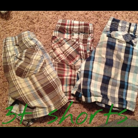 Gently worn 3t plaid boy shorts 👦