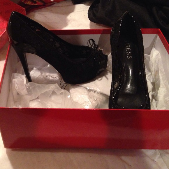 Black guess heels - Picture 3 of 4