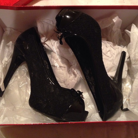 Black guess heels - Picture 4 of 4