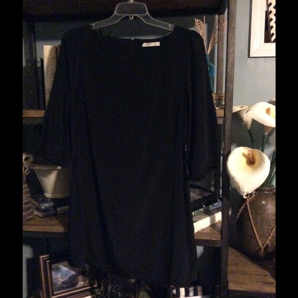 Old Navy Dresses & Skirts - Old Navy black shift dress