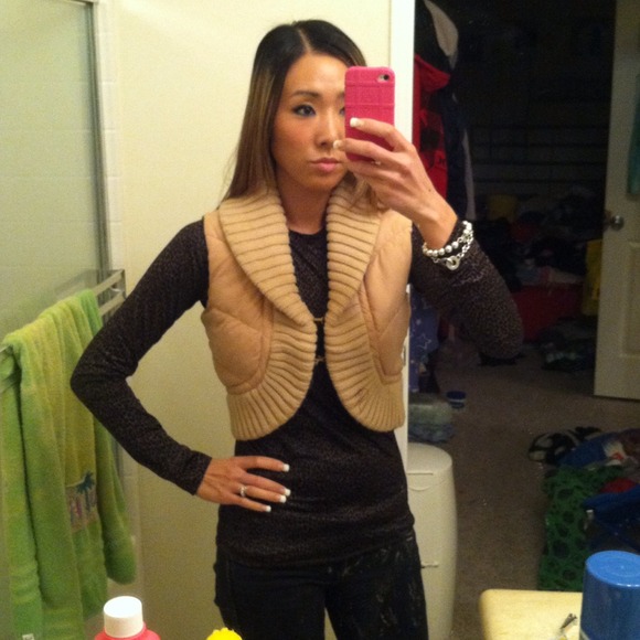 Tan/beige cropped puffer vest - Picture 1 of 4