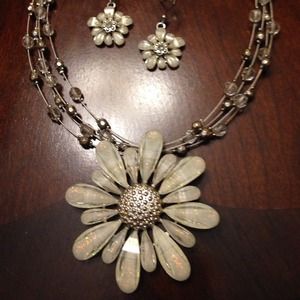 Very pretty spring/summer necklace and earrings