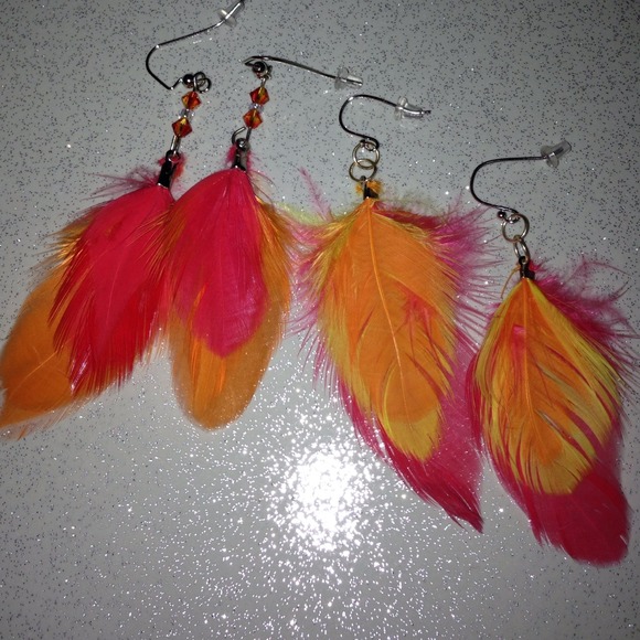 2 pairs of earrings