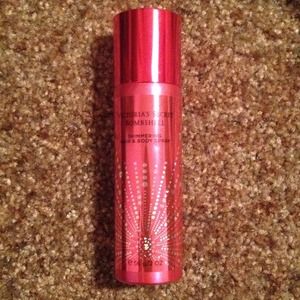 VS Bombshell shimmering hair & body spray