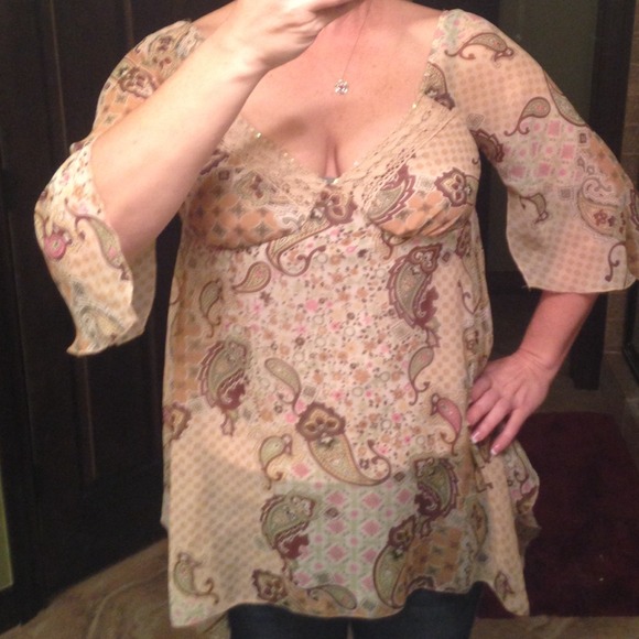 Beautiful flowy top with asymmetrical bottom - Picture 2 of 3