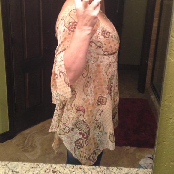 Beautiful flowy top with asymmetrical bottom - Picture 3 of 3