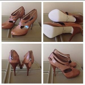 Size 8.5 White House Black Market Shoes.