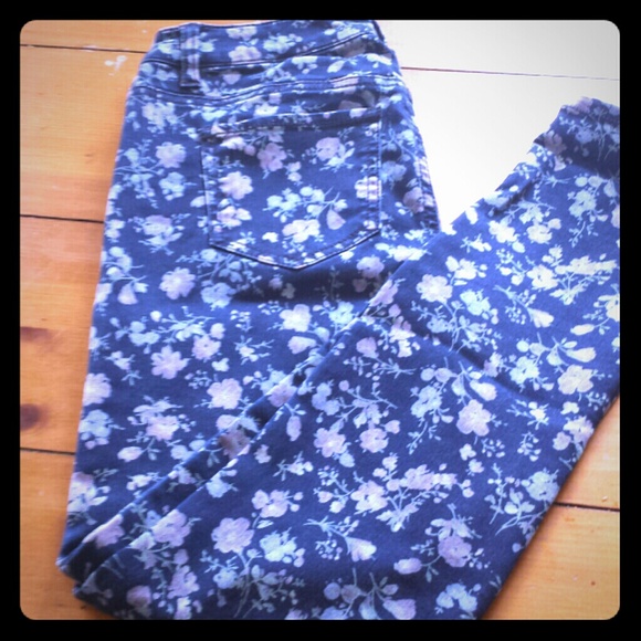 Cute floral blue jeans!