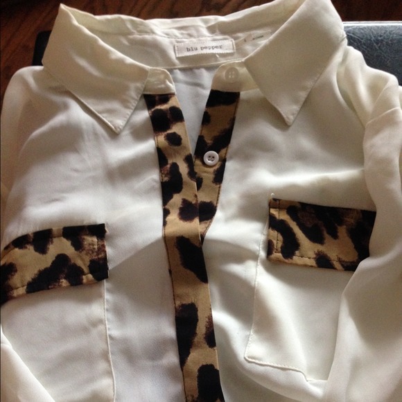 Blu pepper leopard button up blouse size L