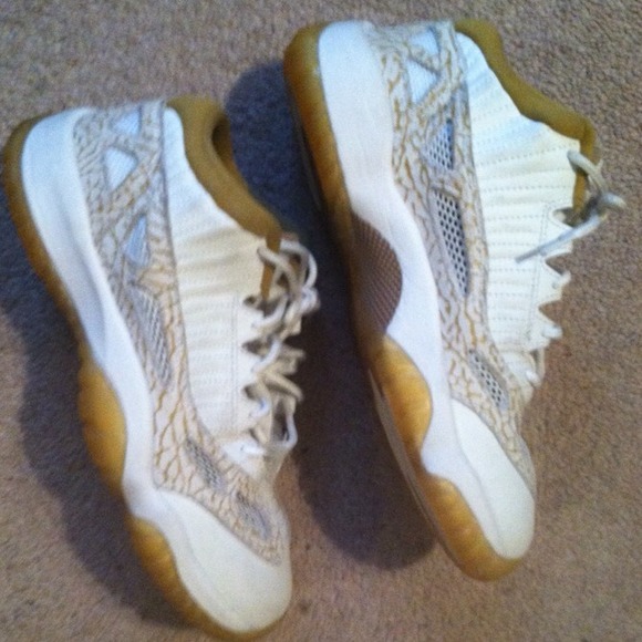 Jordan 11 Retro XI IE Lows "Metallic Golds" - Picture 2 of 4