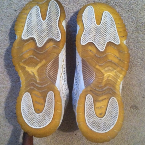 Jordan 11 Retro XI IE Lows "Metallic Golds" - Picture 3 of 4