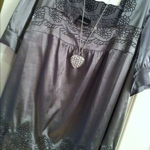 👠Beautiful embroidered trim blouse