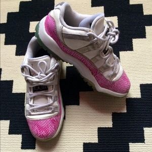 Jordan 11 pink/white