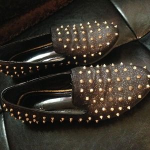 🎉⬆Trade for @k2hott Black and gold spiked flats