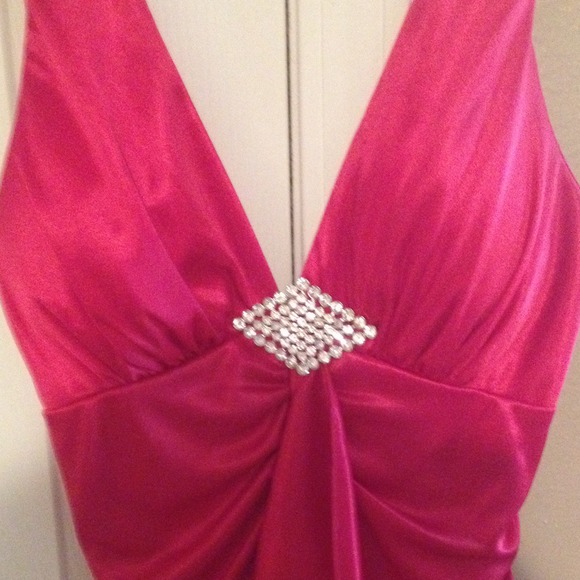 Beautiful red formal dress - Picture 2 of 3