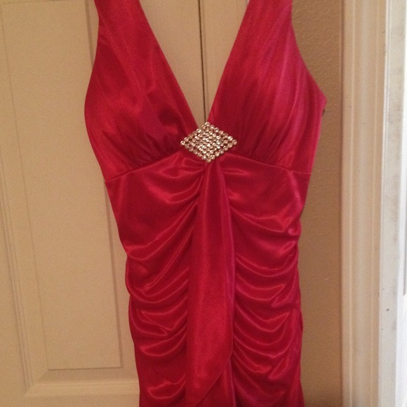 Beautiful red formal dress - Picture 3 of 3