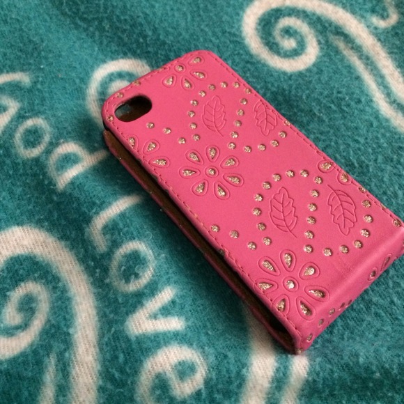 iPhone 4/4S cover with magnetic closure.