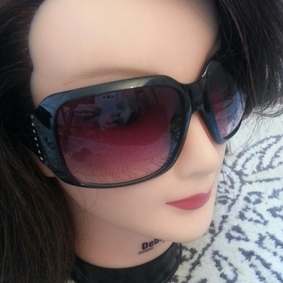 Sold Two sunglass bundle - Picture 2 of 4