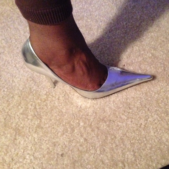 Silver Heels - Picture 3 of 4