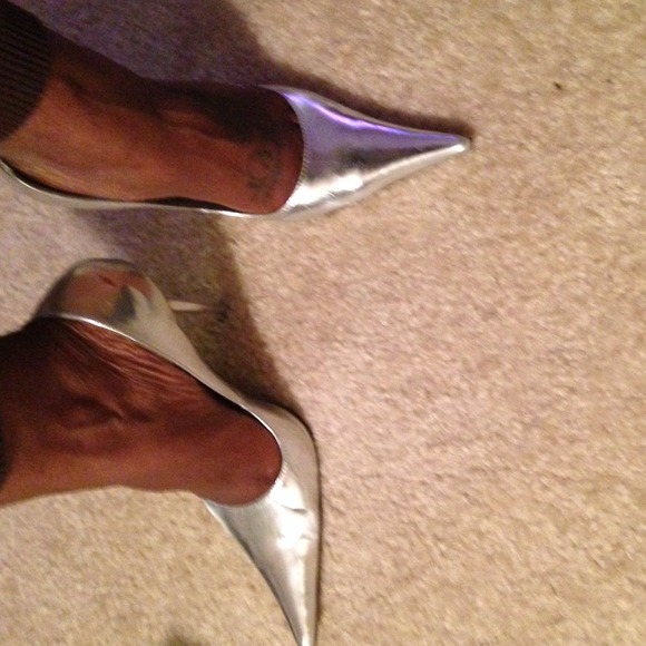 Silver Heels - Picture 4 of 4