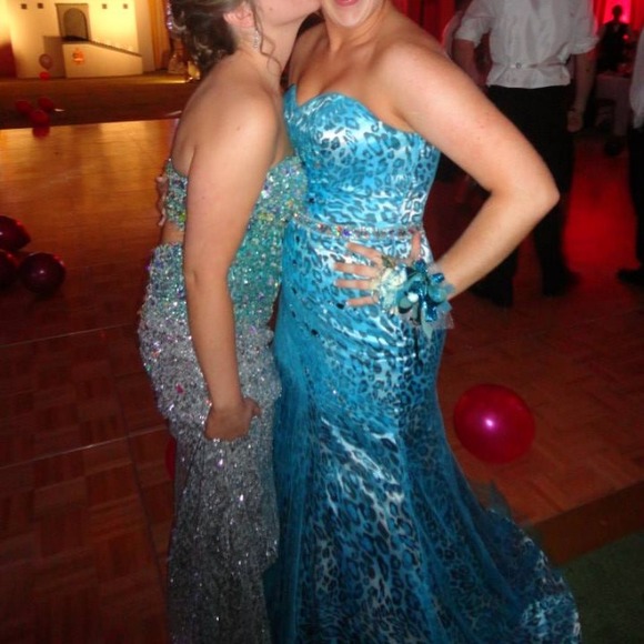 SOLD La Femme 18711 peacock  ombré prom size 8 - Picture 3 of 4