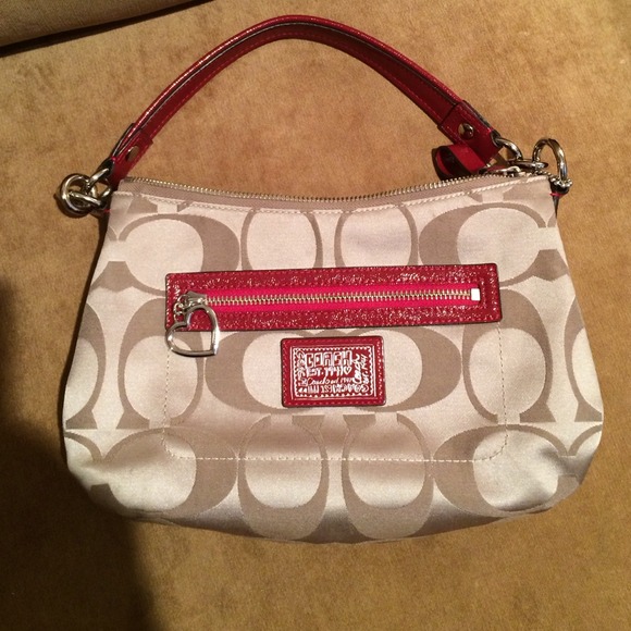 adorable coach handbag.🚫NO TRADES🚫