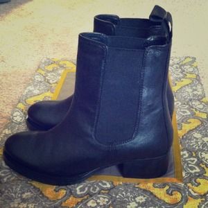 Black ankle length Chelsea boots