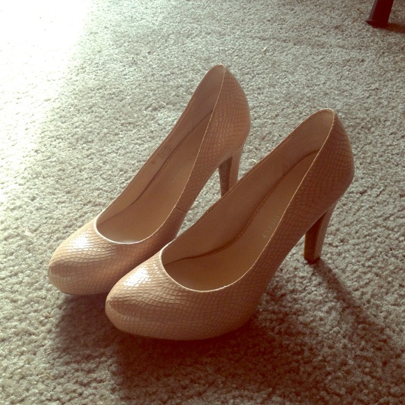brand new nude textured franco sarto pumps