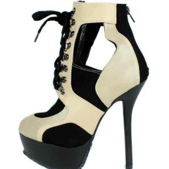 🎉Sold!🎉 "Jubilee" cut out boots