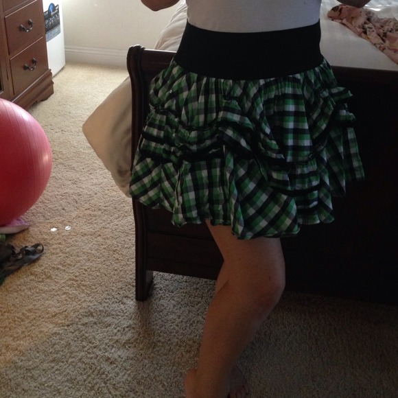 Poofy cute plad skirt!🍀 SALE 👍 - Picture 2 of 2