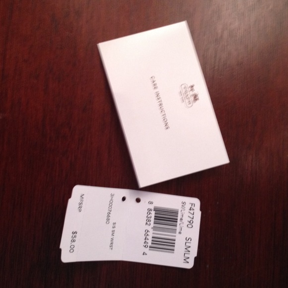 Authentic brand new green wristlet. - Picture 4 of 4