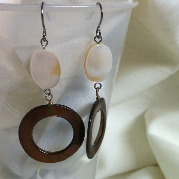 (Sold) Free pair of earring with any purchase