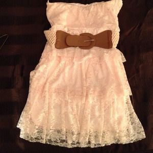 Short peach dress with beige belt