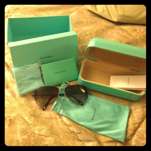 Tiffany & Co. Accessories - Tiffany & Co Signature Aviators