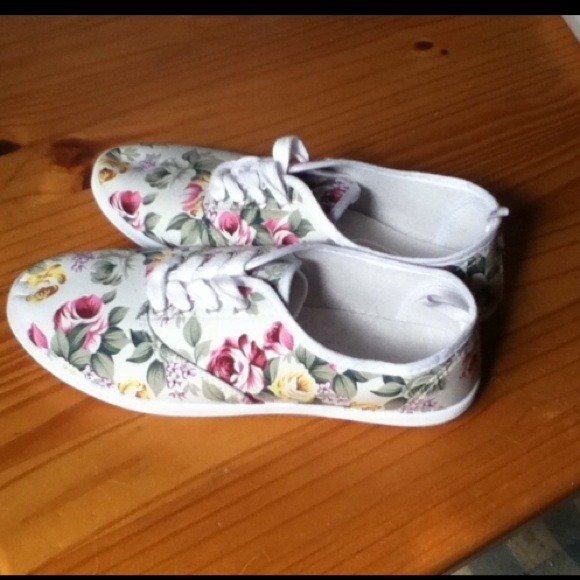 Floral Print Low Top Sneakers