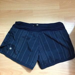 Lululemon shorts in size 6 used like new !