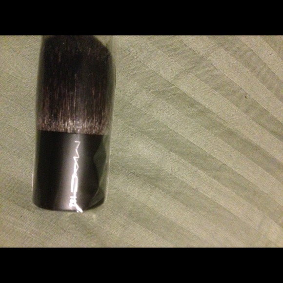 Sold 🚫🚫🚫🚫🚫🚫Authentic Mac buffer brush