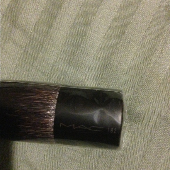 Sold 🚫🚫🚫🚫🚫🚫Authentic Mac buffer brush - Picture 3 of 4