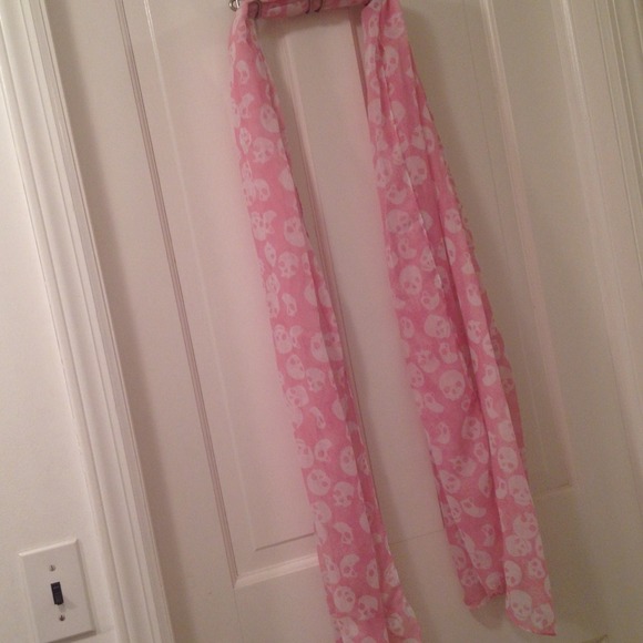 Cute pink skull scarf - Picture 2 of 2