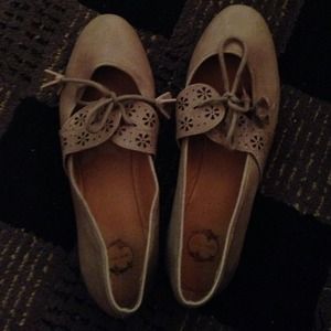 Adorable little taupe ballet flats. Size 6