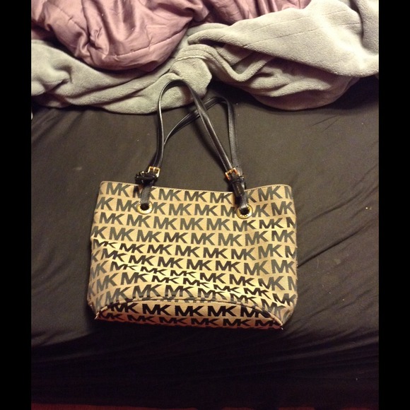 ❤️🎉🎀HP 11-16-15❤️🎉💗Authentic Michael Kors